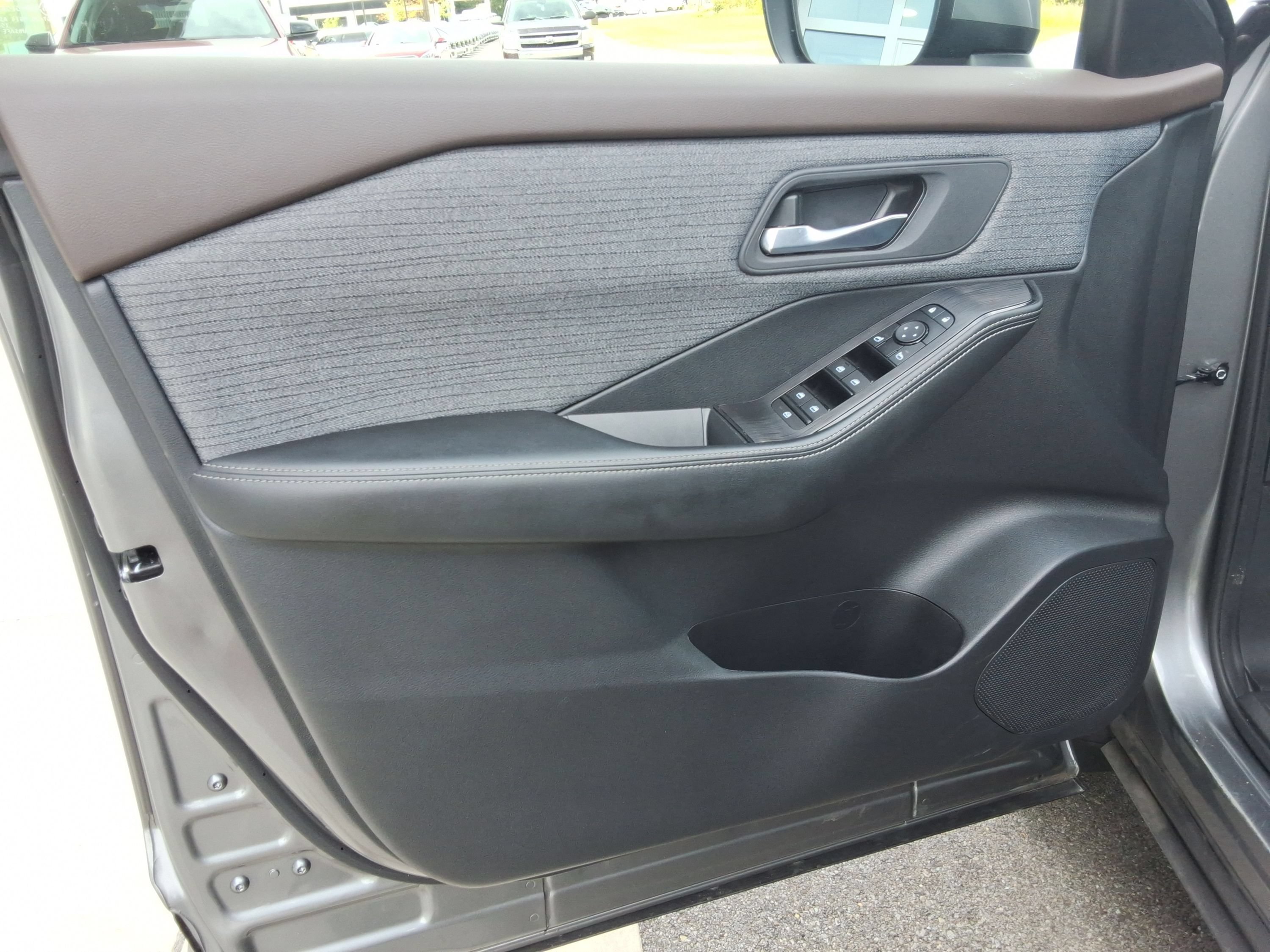 Used 2023 Nissan Rogue SV AWD/4WD image 35