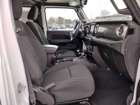 Used 2023 Jeep Wrangler Sahara image 22