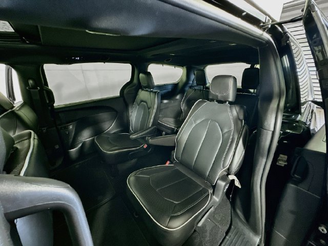 Used 2025 Chrysler Pacifica Limited FWD image 25