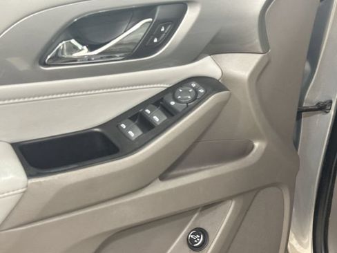 Used 2019 Chevrolet Traverse LT FWD image 23
