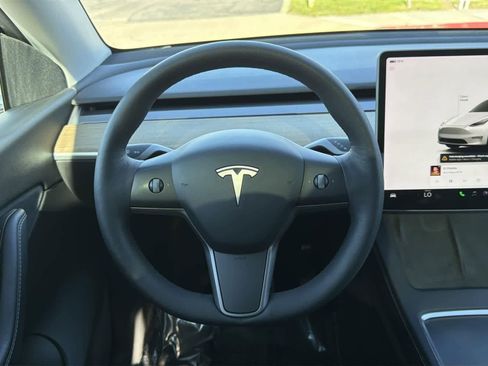 Used 2022 Tesla Model Y Long Range image 12