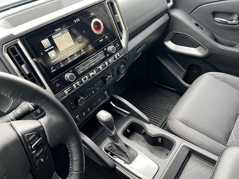Used 2025 Nissan Frontier SV w/ SV Convenience Package image 17