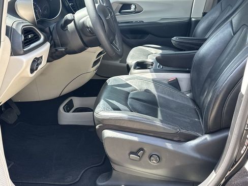 Used 2022 Chrysler Pacifica Touring-L w/ Uconnect Theater Family Group FWD image 9
