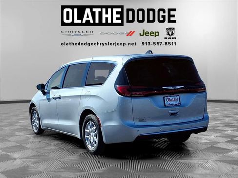 New 2026 Chrysler Pacifica Select image 3