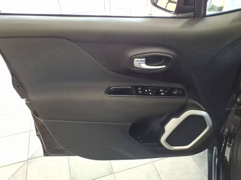 Used 2020 Jeep Renegade Latitude w/ Cold Weather Group AWD/4WD image 16