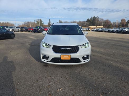 Certified 2022 Chrysler Pacifica Touring-L w/ Uconnect Theater Family Group image 8