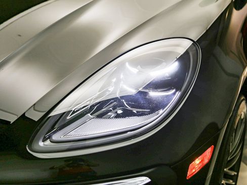 Certified 2025 Porsche Macan AWD/4WD image 11