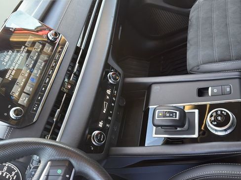 Used 2024 Mitsubishi Outlander SE image 21