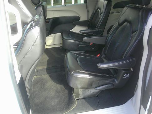 Used 2024 Chrysler Pacifica Touring-L FWD image 10