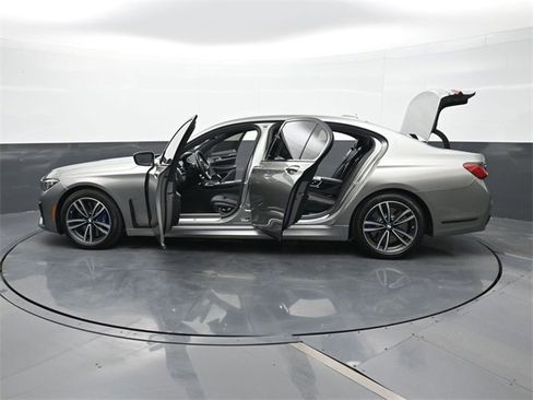 Used 2022 BMW 750i xDrive w/ Autobahn Package image 30