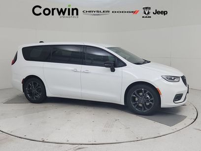 New 2026 Chrysler Pacifica Select