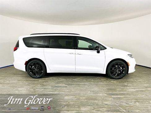 New 2026 Chrysler Pacifica Select w/ S Appearance Package image 8