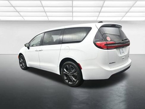New 2026 Chrysler Pacifica Select image 6