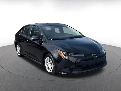 Used 2025 Toyota Corolla LE image 3