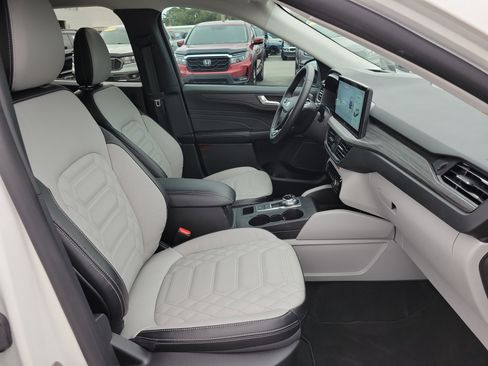 Certified 2024 Ford Escape SE w/ PHEV Premium Package image 31