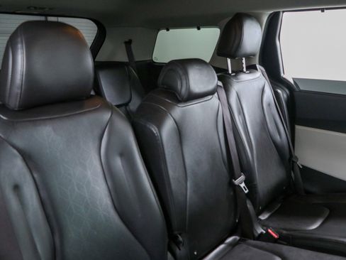 Used 2024 Kia Carnival EX FWD image 28
