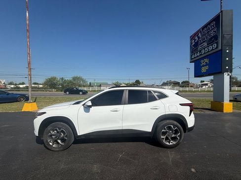 Used 2025 Chevrolet Trax LT w/ Sunroof Package image 7