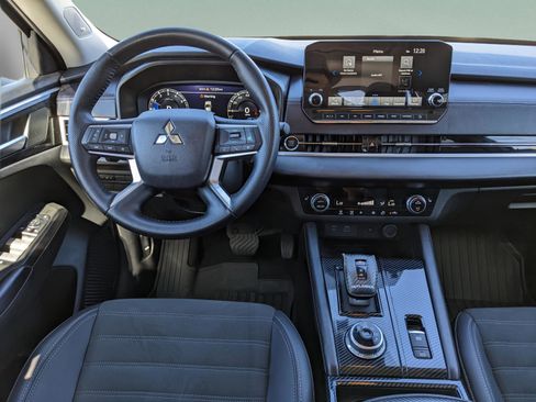 Used 2024 Mitsubishi Outlander SE image 18