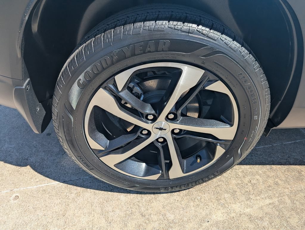 Used 2025 Chevrolet Trax RS FWD image 3