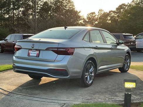 Used 2024 Volkswagen Jetta SE FWD image 7