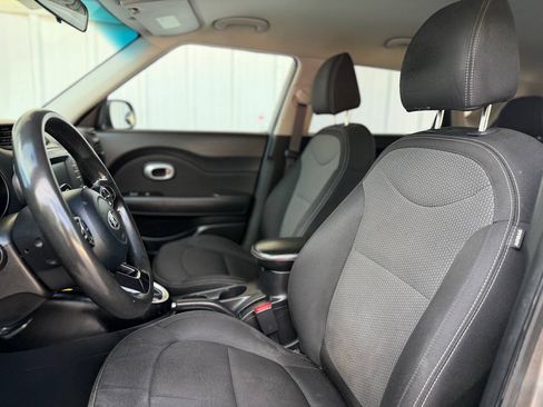 Used 2018 Kia Soul + FWD image 12