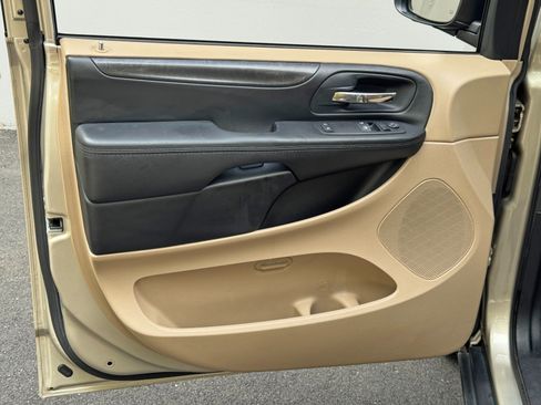Used 2015 Dodge Grand Caravan American Value Package w/ UConnect Hands-Free Group FWD image 32