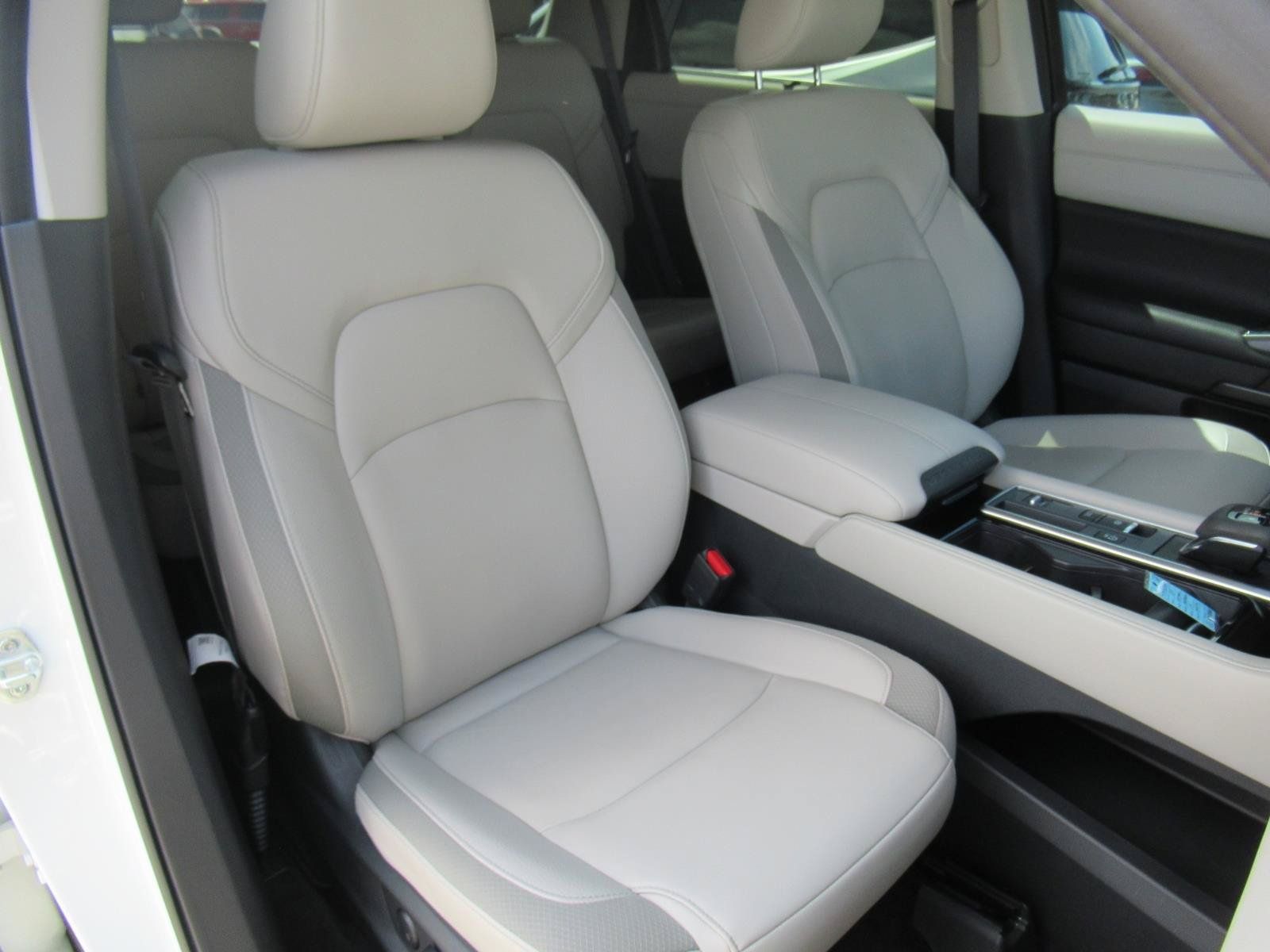 Used 2024 Nissan Pathfinder SL w/ SL Premium Package FWD image 10