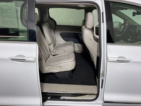 Used 2020 Chrysler Pacifica Limited FWD image 32