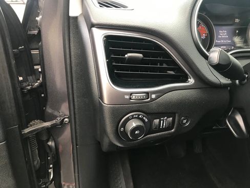 Used 2019 Jeep Cherokee Limited w/ Technology Group image 14