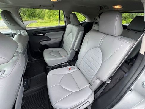 Used 2023 Toyota Highlander XLE AWD/4WD image 14