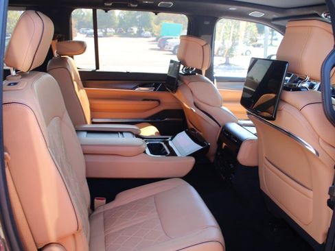Used 2023 Jeep Grand Wagoneer Series III w/ Rear Seat Video Group 1 AWD/4WD image 5