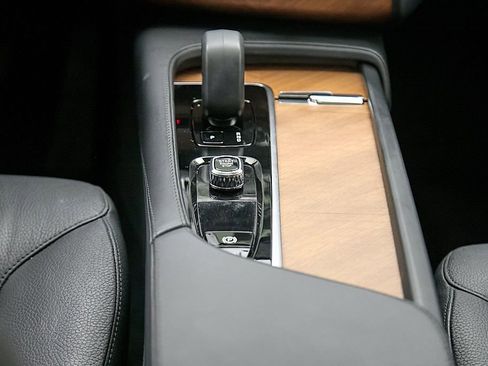 Certified 2024 Volvo XC90 T8 Plus AWD/4WD image 32