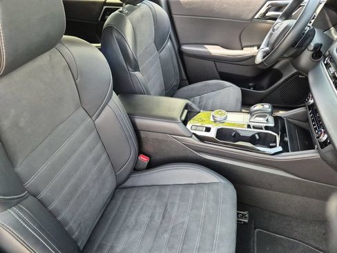 Used 2025 Mitsubishi Outlander SE AWD/4WD image 32