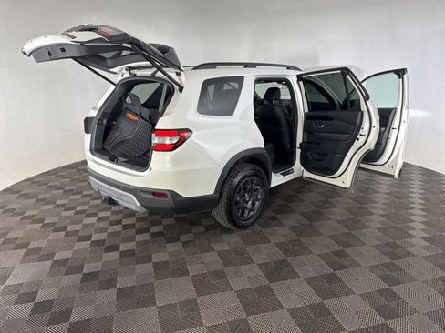Used 2025 Honda Pilot TrailSport image 17