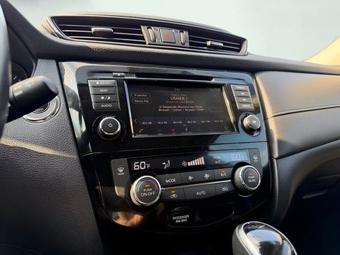 Used 2018 Nissan Rogue SV w/ Sun & Sound Touring Package FWD image 18