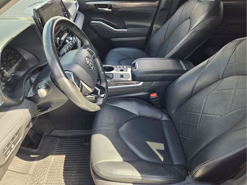 Used 2023 Toyota Highlander Platinum FWD image 13