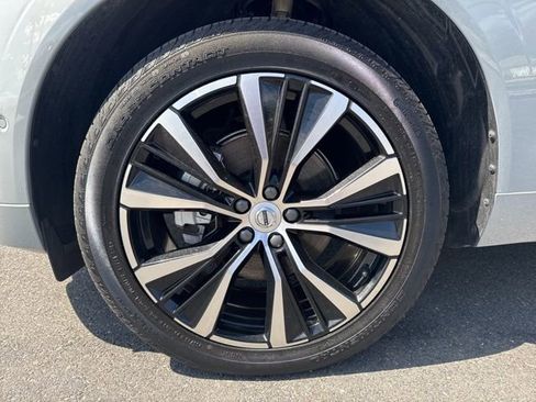 Certified 2025 Volvo XC60 B5 Plus image 9