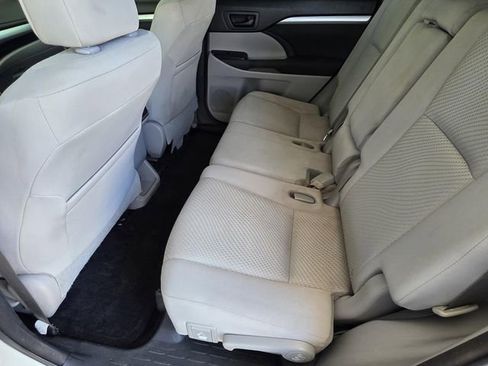 Used 2016 Toyota Highlander LE FWD image 9