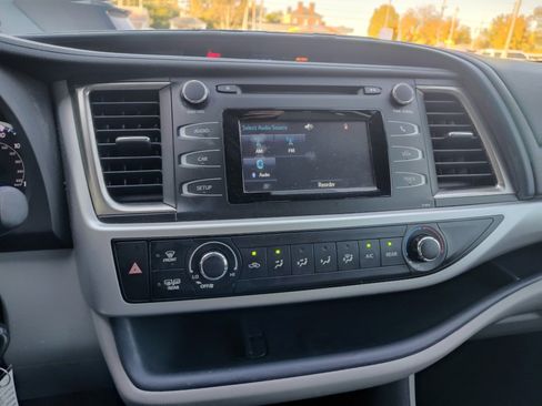 Used 2019 Toyota Highlander LE image 12