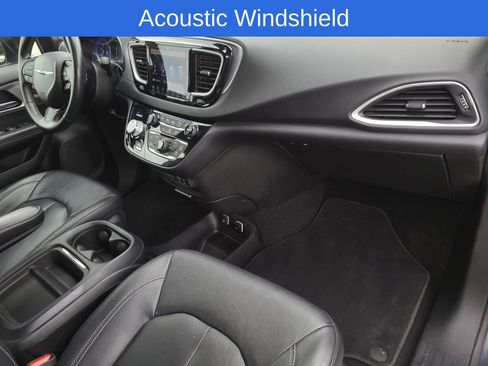 Used 2020 Chrysler Pacifica Touring-L w/ Advanced Safetytec Group FWD image 8