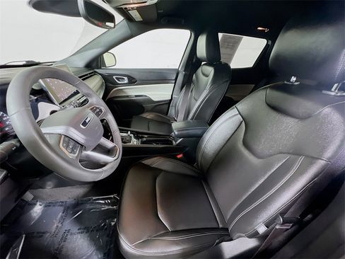 Used 2025 Jeep Compass Limited image 19