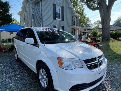 Used 2013 Dodge Grand Caravan SXT w/ Rear Park Assist Pkg FWD image 3