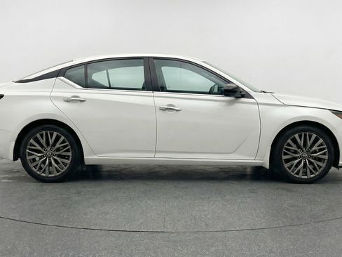 Used 2025 Nissan Altima 2.5 SV image 11