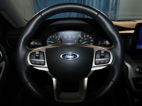 Used 2022 Ford Explorer XLT image 11