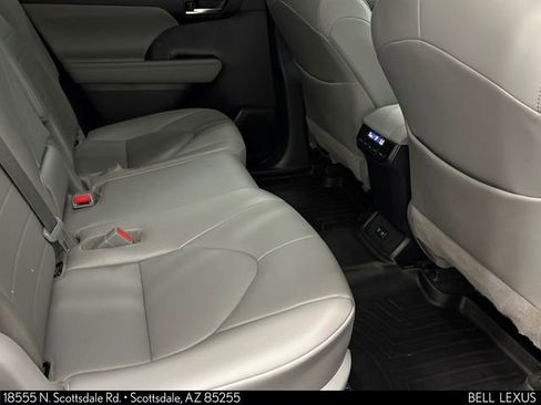 Used 2020 Toyota Highlander XLE FWD image 24