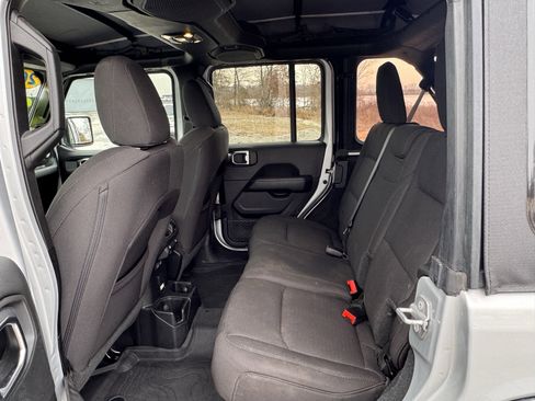 Used 2023 Jeep Wrangler Sahara image 26