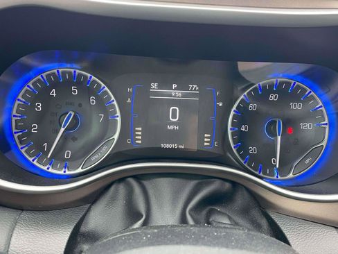 Used 2018 Chrysler Pacifica Touring-L FWD image 10