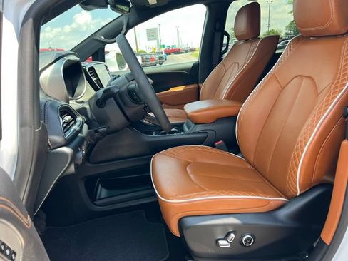 Used 2024 Chrysler Pacifica Pinnacle AWD/4WD image 3