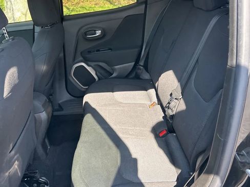 Used 2017 Jeep Renegade Latitude image 6