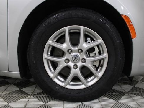 Used 2024 Chrysler Pacifica Touring-L image 45